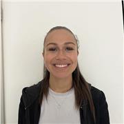 Étudiante donnant des cours dans diverses matières pour les collèges